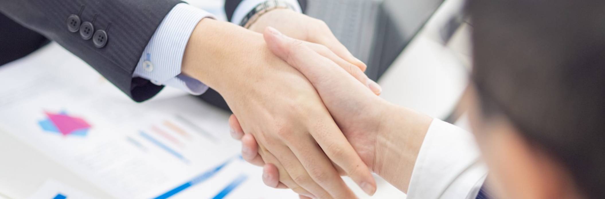 握手している画像